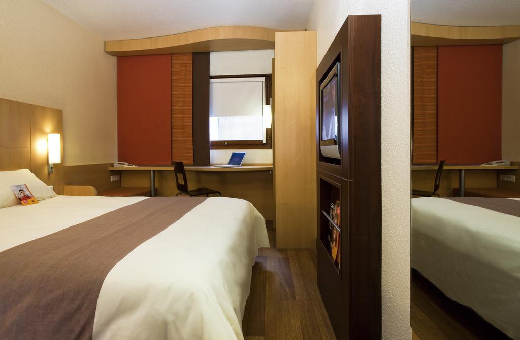 Ibis Bata Hotel Exterior photo