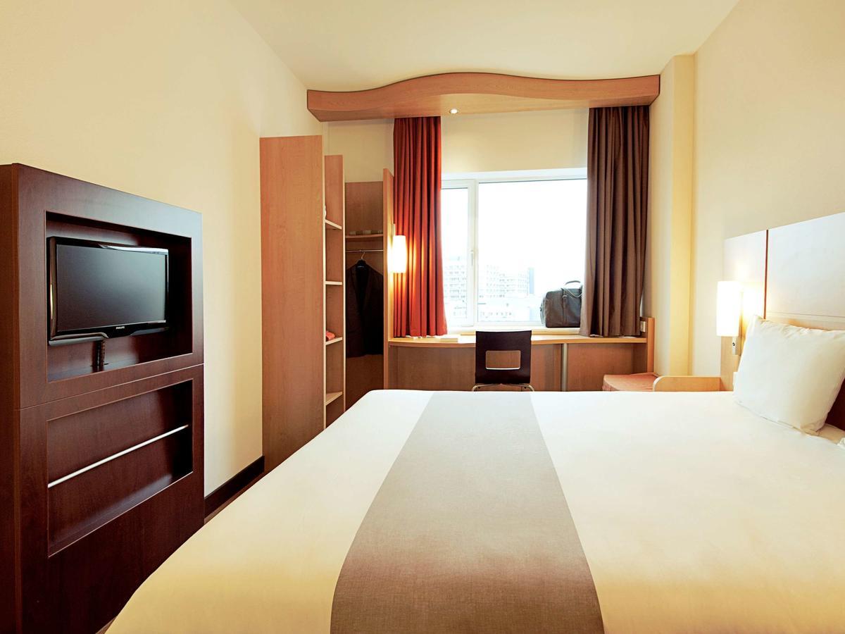 Ibis Bata Hotel Exterior photo