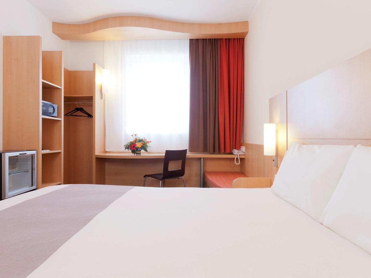 Ibis Bata Hotel Exterior photo