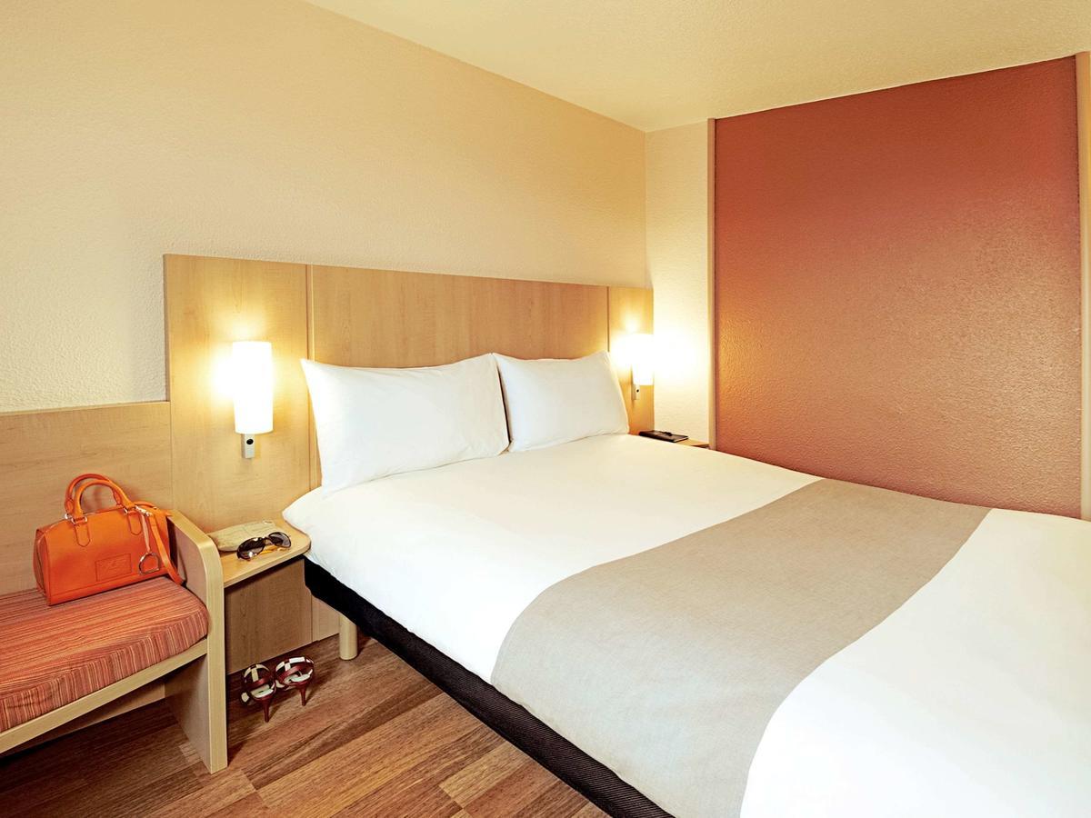 Ibis Bata Hotel Exterior photo
