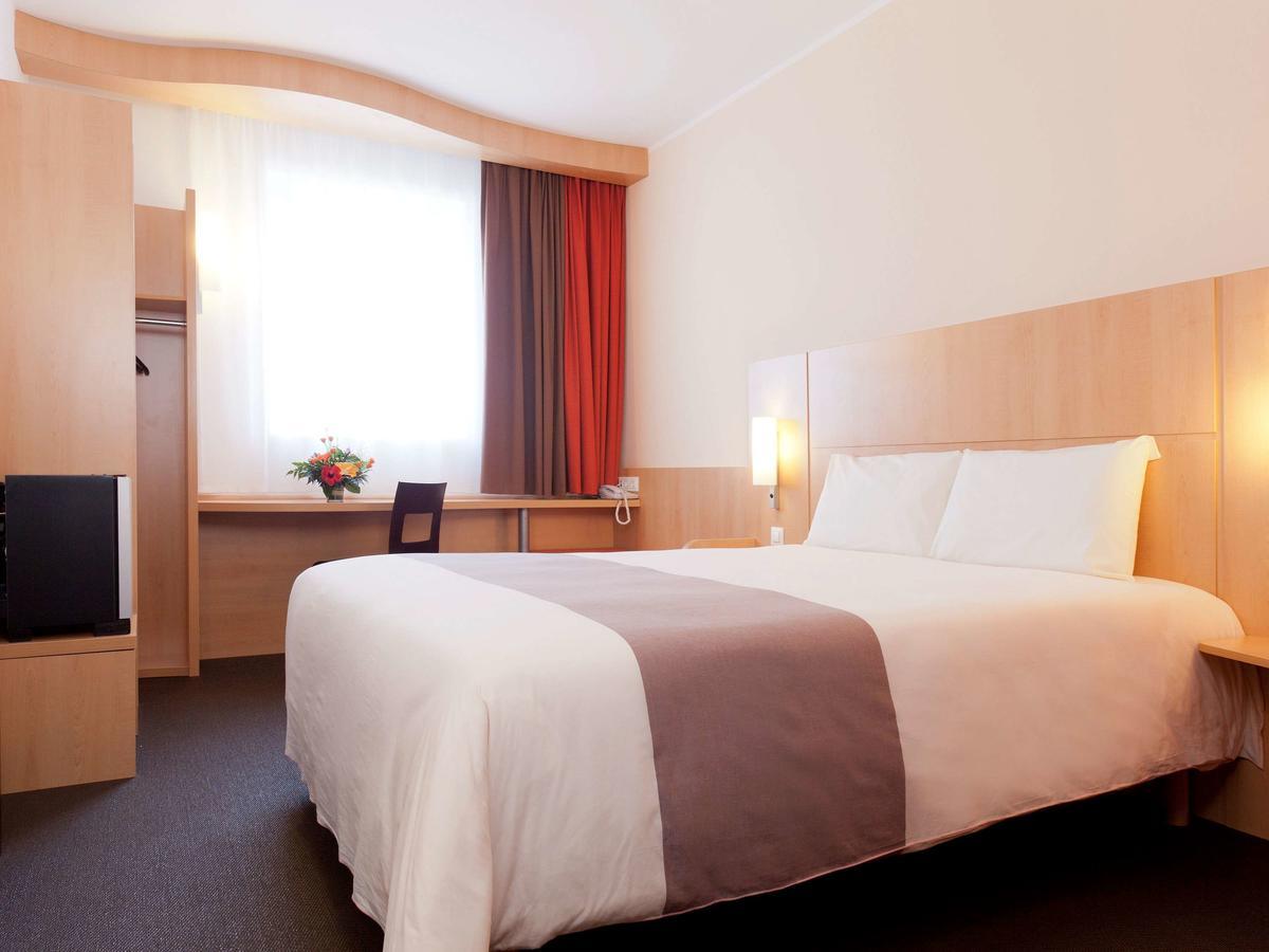 Ibis Bata Hotel Exterior photo