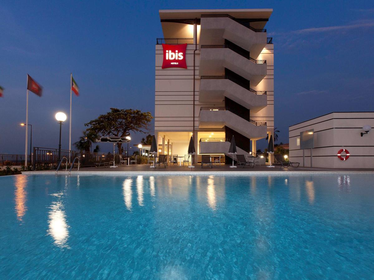Ibis Bata Hotel Exterior photo